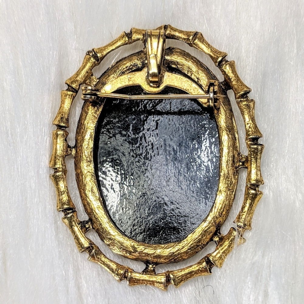 Gold Cameo Pendant - Picture 4 of 4